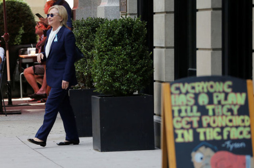 (Figure 1) Hillary attended the 15th anniversary of September 11th. <a target='_blank' href='http://www.chinanews.com/'width=